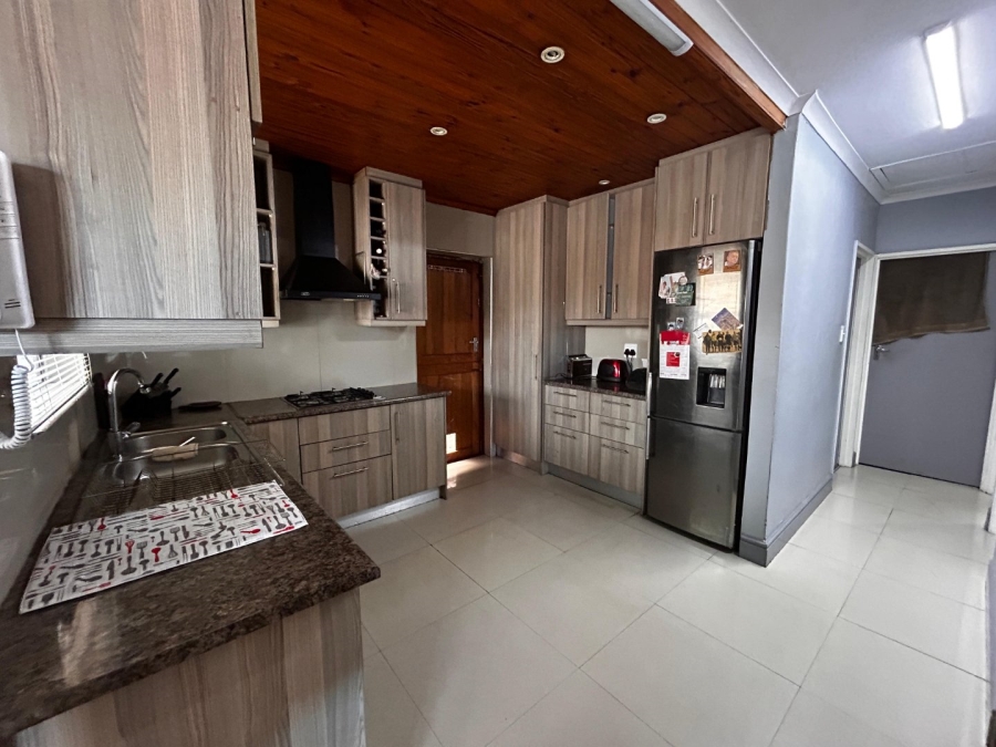 5 Bedroom Property for Sale in Colorado Park Western Cape